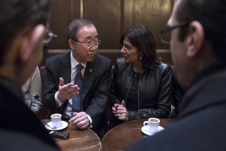 Ban Ki-moon, junto a la alcaldesa de París, Anne Hidalgo, tomándose un café en La Bonne Biere, el primero de los objetivos atacados por los terroristas en abrir sus puertas