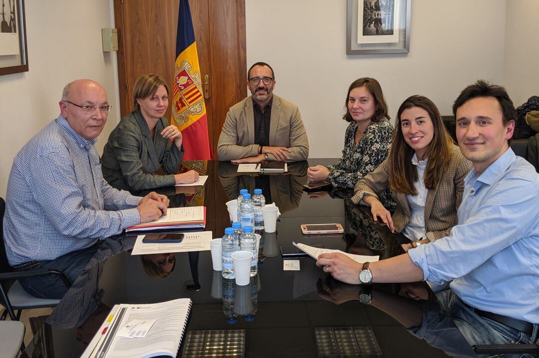 Els membres de l'AFNA amb el ministre d'Afers Socials, Habitatge i Joventut, Víctor Filloy.