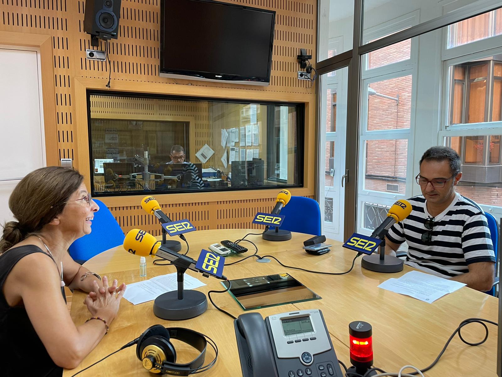 Marie France Pérez, técnico de la Dirección General de Juventud, y Agustín Roca, técnico responsable de la oficina Europe Direct, en los estudios de Radio Murcia