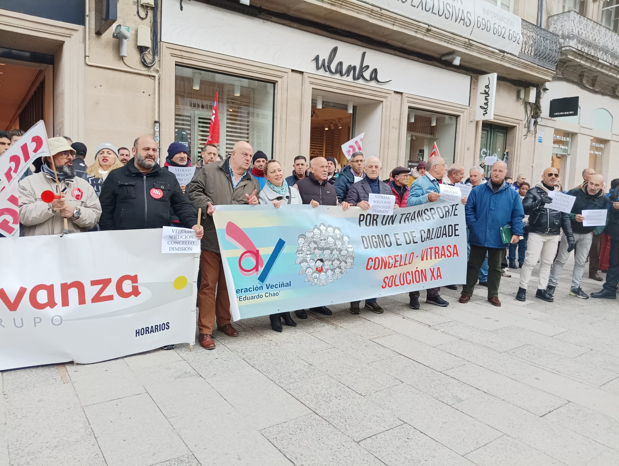 Personal de Vitrasa y miembros de la FAVEC concentrados delante del Marco en Vigo en una imagen de archivo