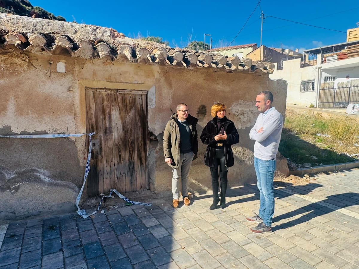 Ordenan derribar una segunda vivienda en ruinas en Lorca usada por personas sin hogar