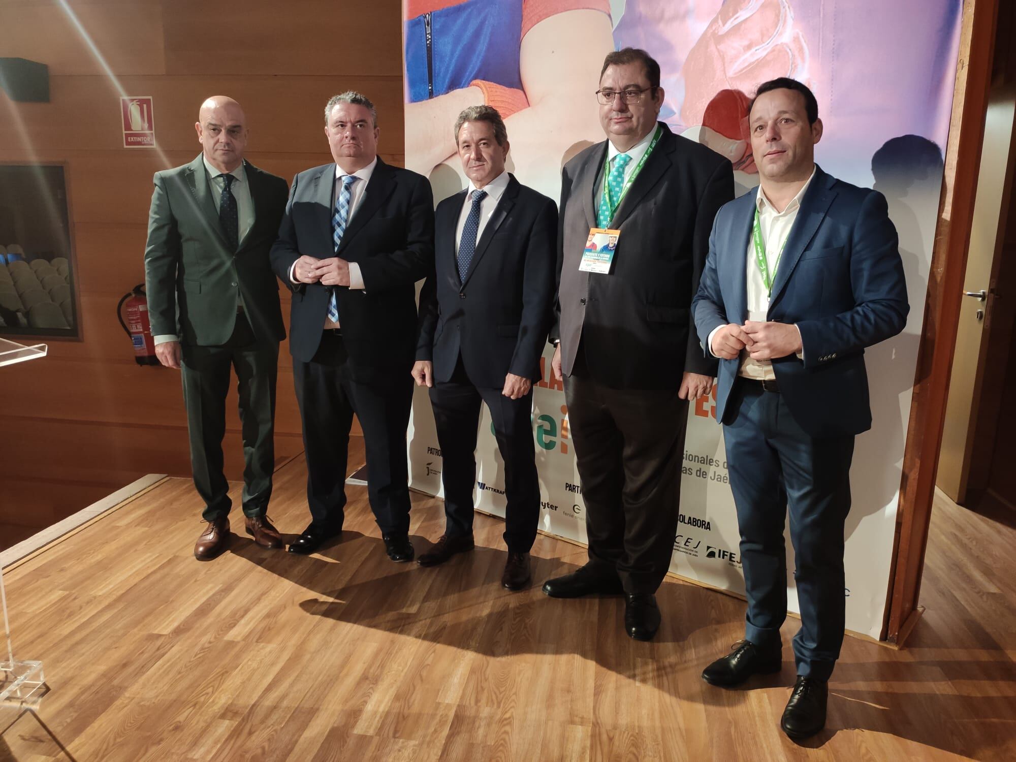 Organizadores y colaboradores sociales y políticos en la inauguración de la primera Jornada de la Energía de Jaén