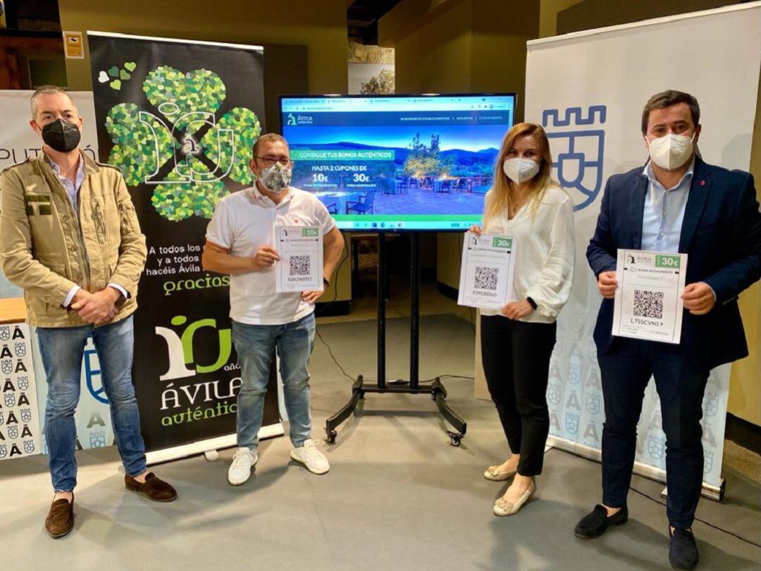 Javier Marful y Fernando Alfayate, de la Federación de Hostelería, posan junto a Gemma Rodríguez y Jesús Martín