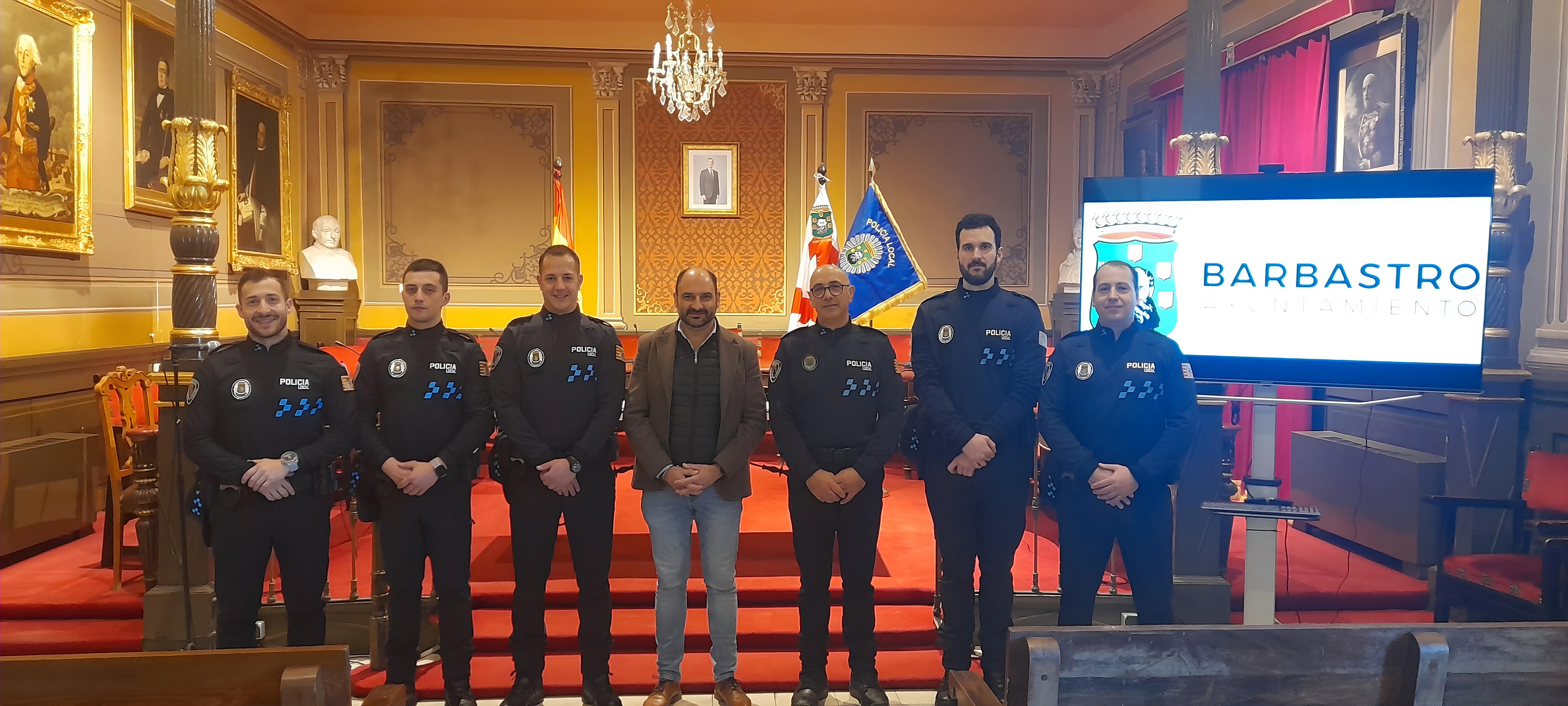 El alcalde de Barbastro con los nuevos policías locales. Foto: Ayto. de Barbastro