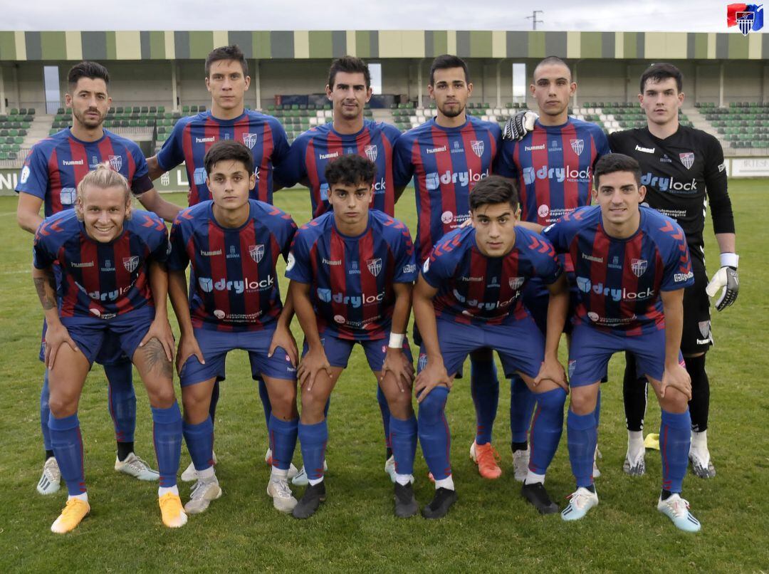 Formación inicial de la Segoviana ante el San Agustín