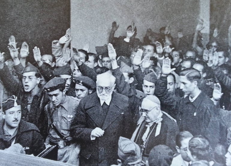 Miguel de Unamuno, rector de la Universidad de Salamanca, abandonando el recinto tras su encontronazo con los fascistas