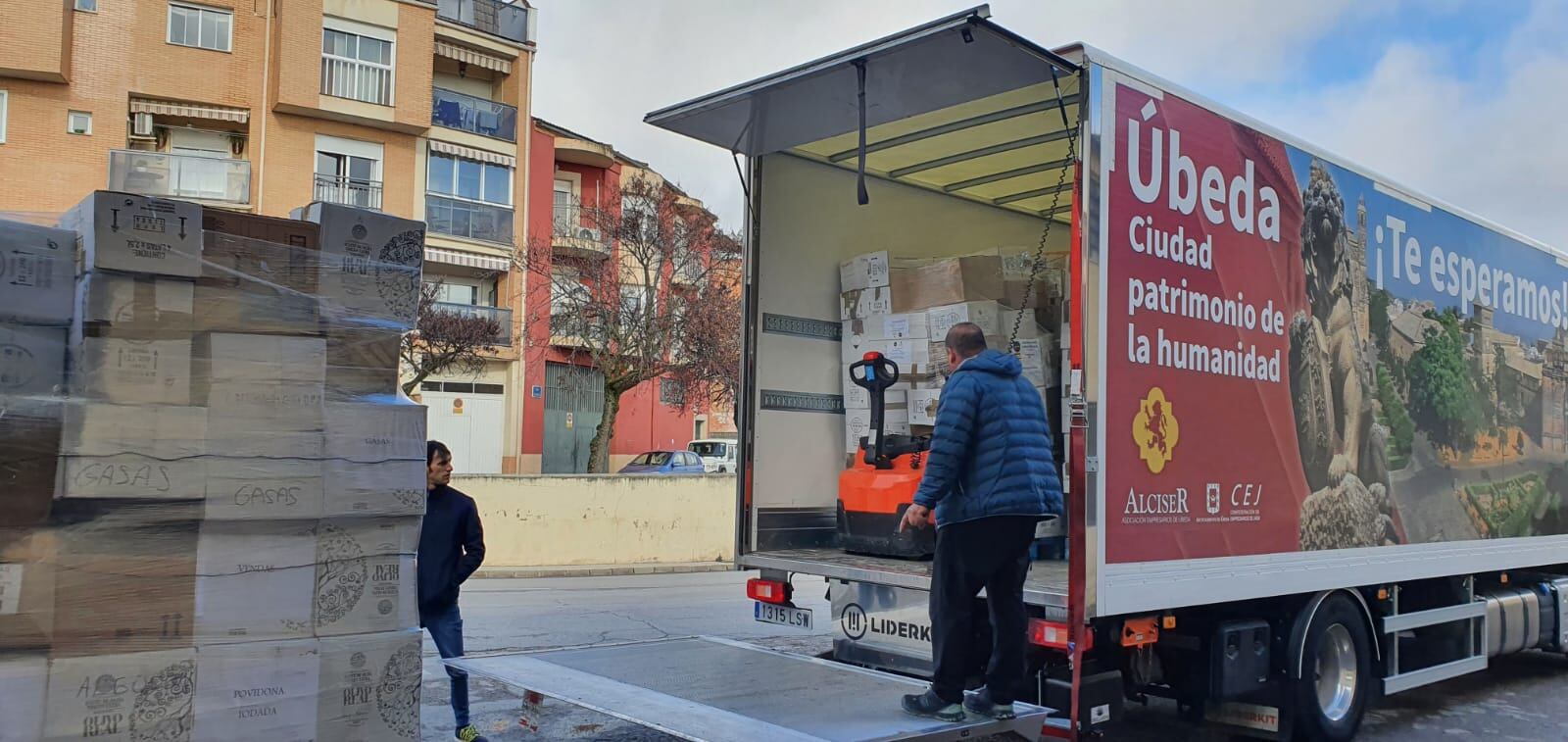 Los palets están preparados en las naves de Francisco Simón para su carga inmediata en cuanto llegue el tráiler