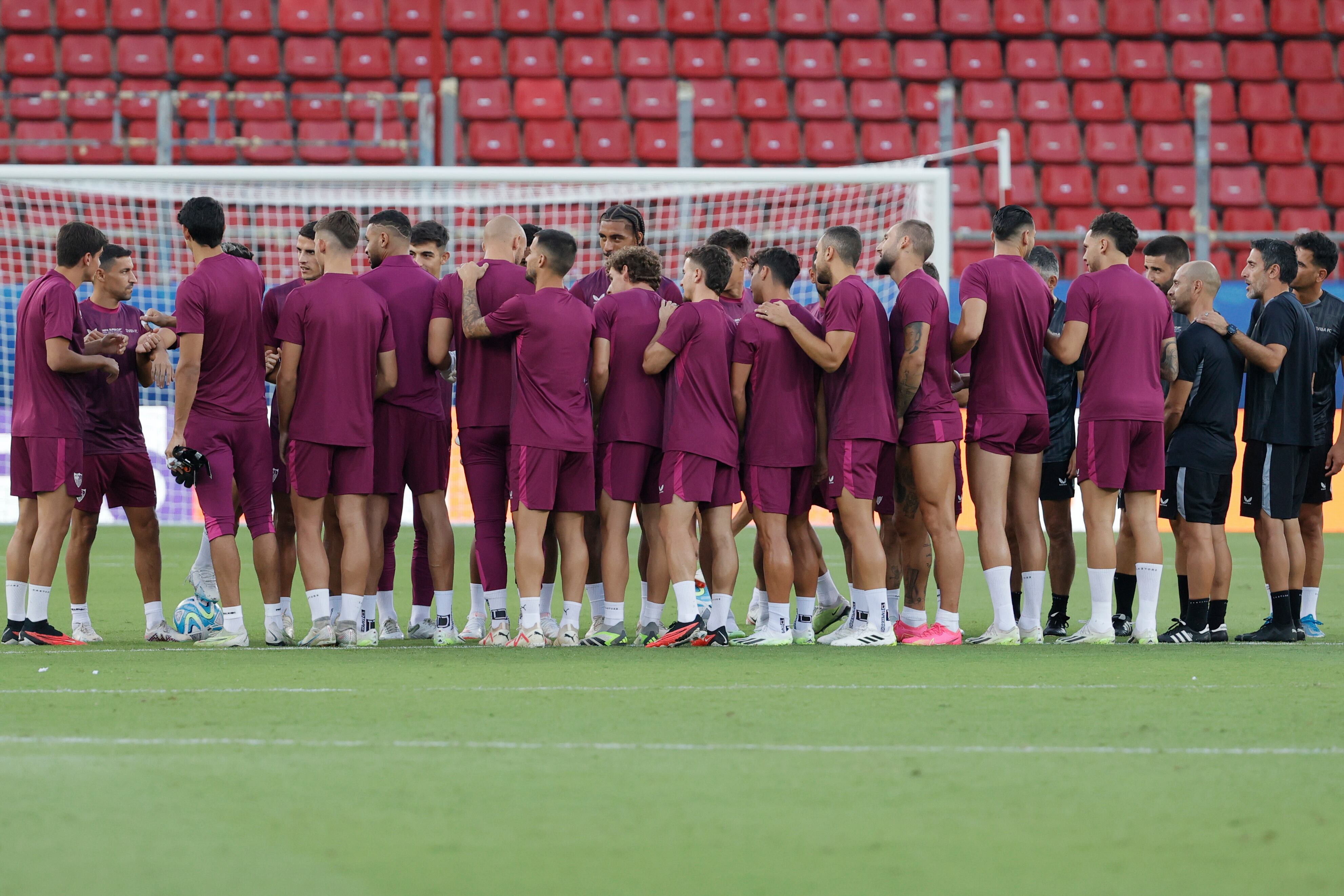 EL PIREO (GRECIA), 15/08/2023.- Los jugadores del Sevilla FC durante el entrenamiento previo al partido de la Supercopa de Europa que les enfrenta mañana miércoles al Manchester City, en el estadio Georgios Karaiskakis, en El Pireo (Grecia). EFE/ Juan Carlos Cárdenas
