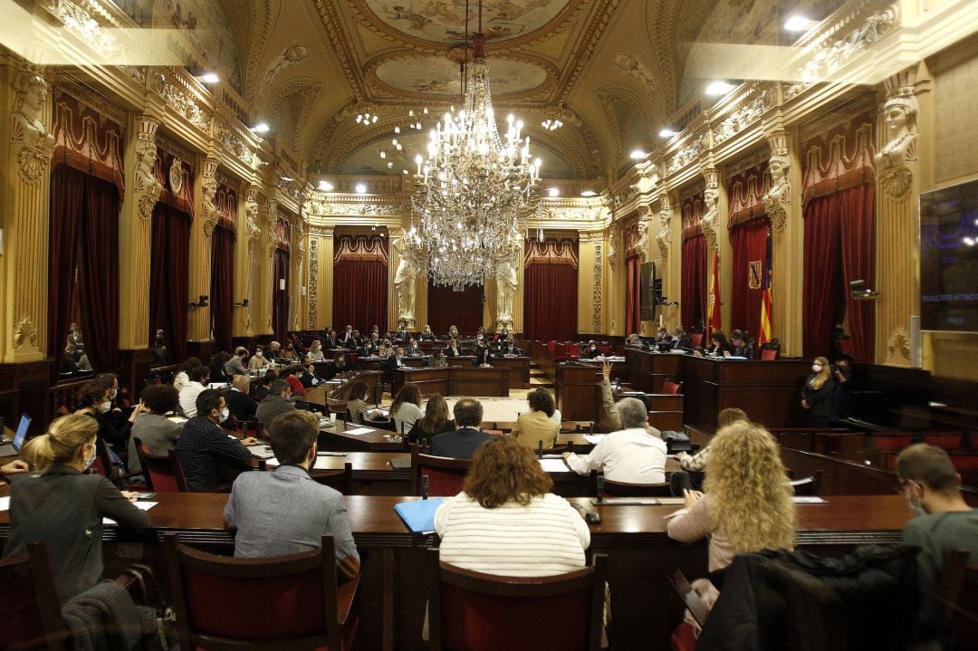 Archivo - Sesión plenaria en el Parlament.