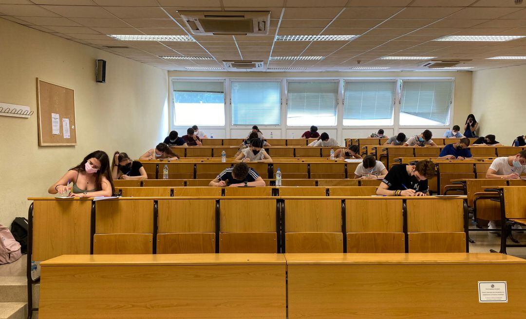 Los alumnos y alumnas, cumpliendo escrupulosamente las medidas sanitarias, ya se enfrentan a la prueva de la PEvAU en la Universidad de Jaén