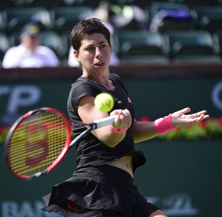 PBX30 INDIAN WELLS (ESTADOS UNIDOS), 16/03/2015.- La tenista española Carla Suárez Navarro devuelve una bola a la británica Heather Watson, durante el partido de cuarta ronda del torneo de tenis de Indian Wells, California, Estados Unidos, el 17 de marzo del 2015. EFE/Michael Nelson