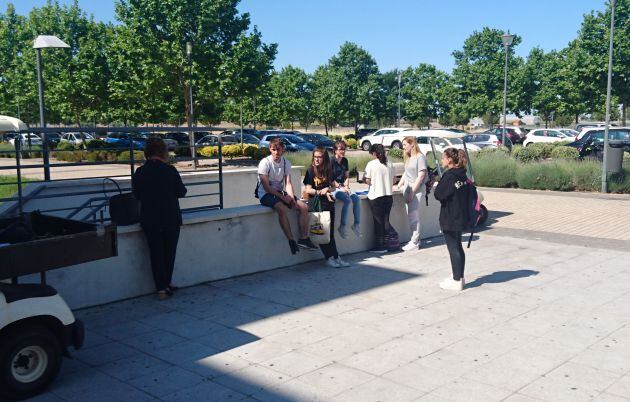 Un grupo de estudiantes después del primer examen