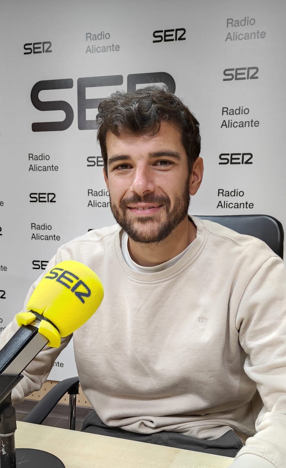 Carlos De la Nava, jugadore del Hércules, en los estudios de Radio Alicante