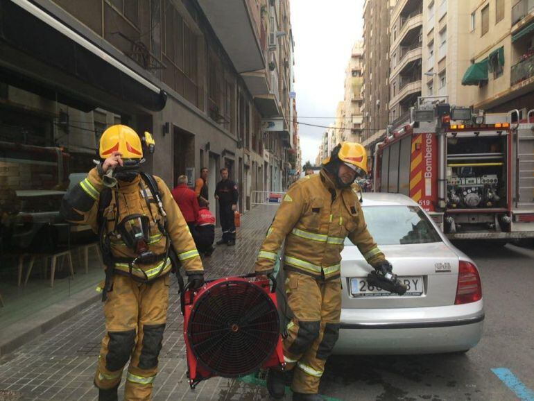 Los bomberos se retiran después de actuar en el bar