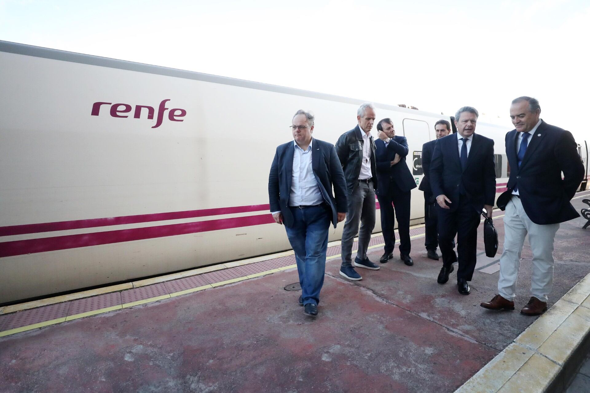 Recibimiento en la estación de tren de Talavera al Secretario de Estado de Transportes, José Antonio Santano