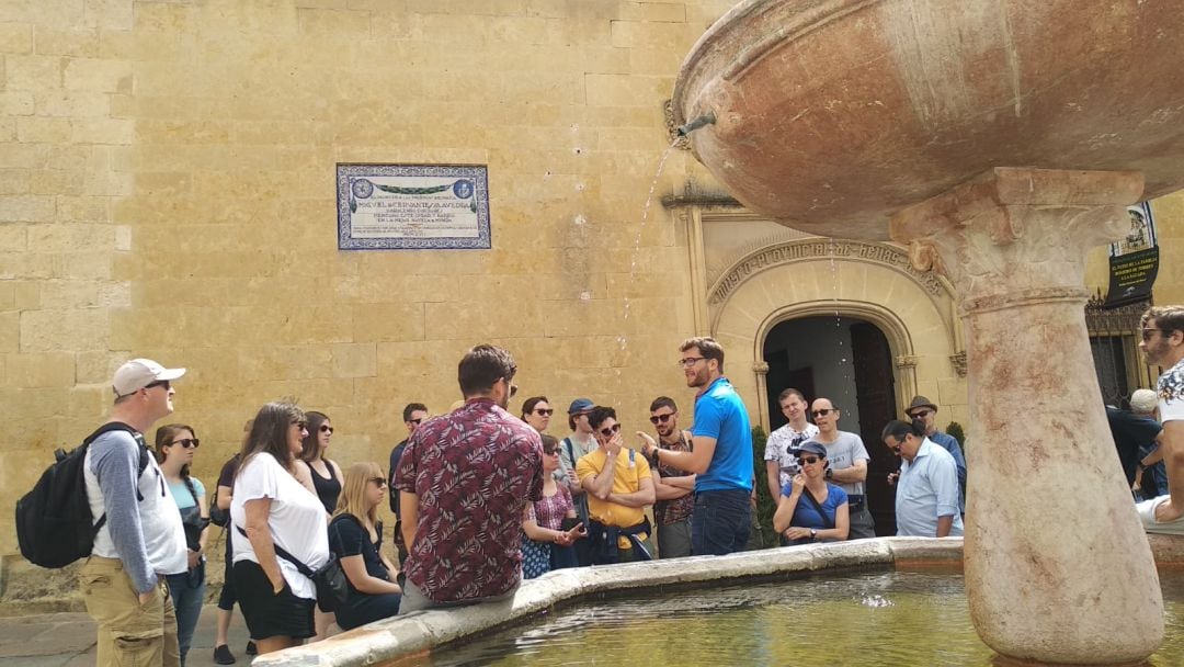 Turistas en la Plaza del Potro en Córdoba