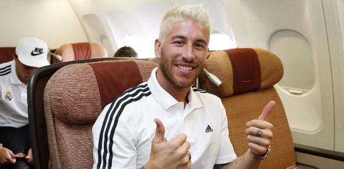 Sergio Ramos luce su nuevo color de pelo en el avión que lleva al Real Madrid a Los Ángeles