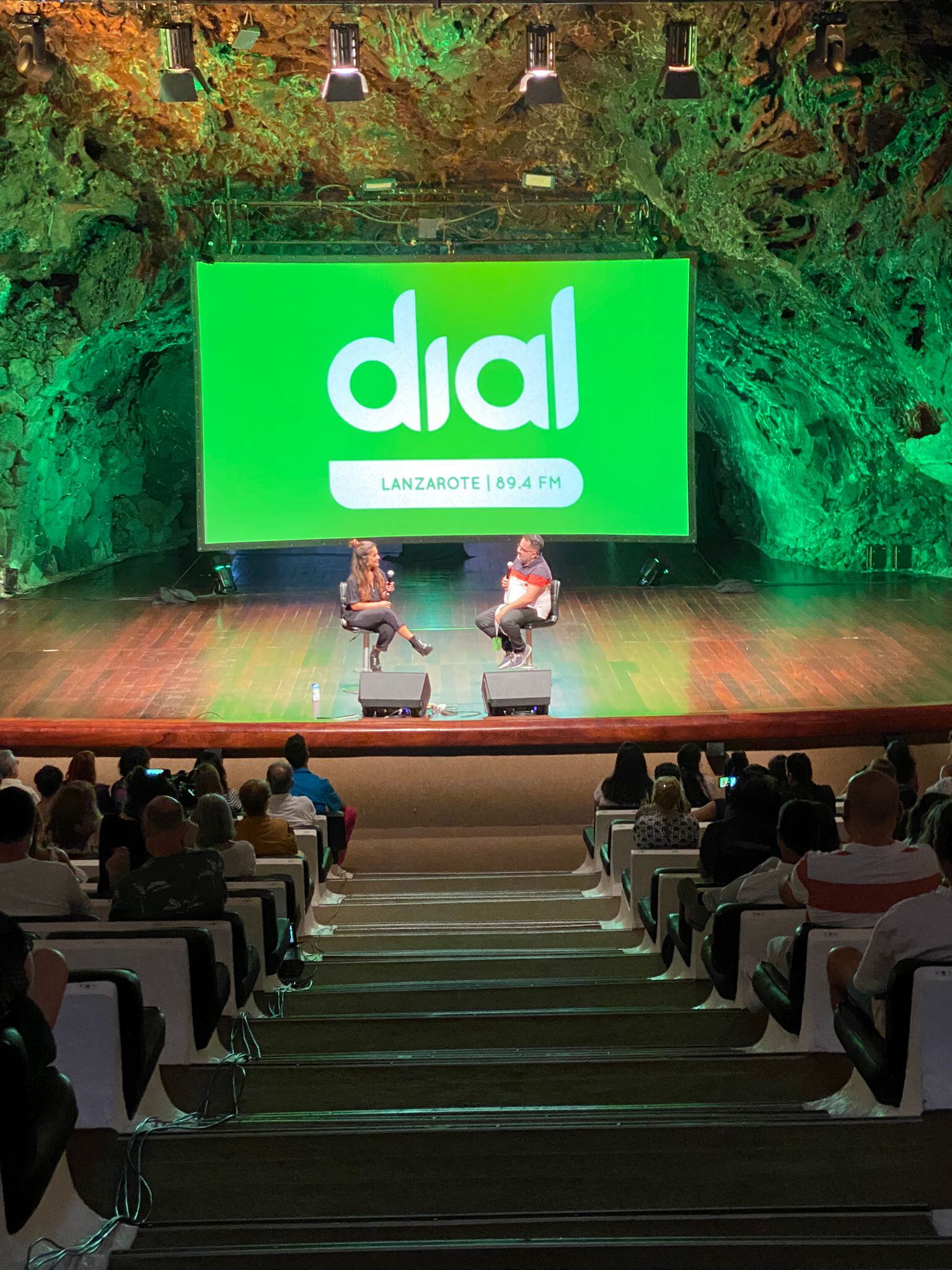 El presentador y locutor de Cadena SER en Canarias, Javier Lorenzo, entrevistando a Julia Medina.