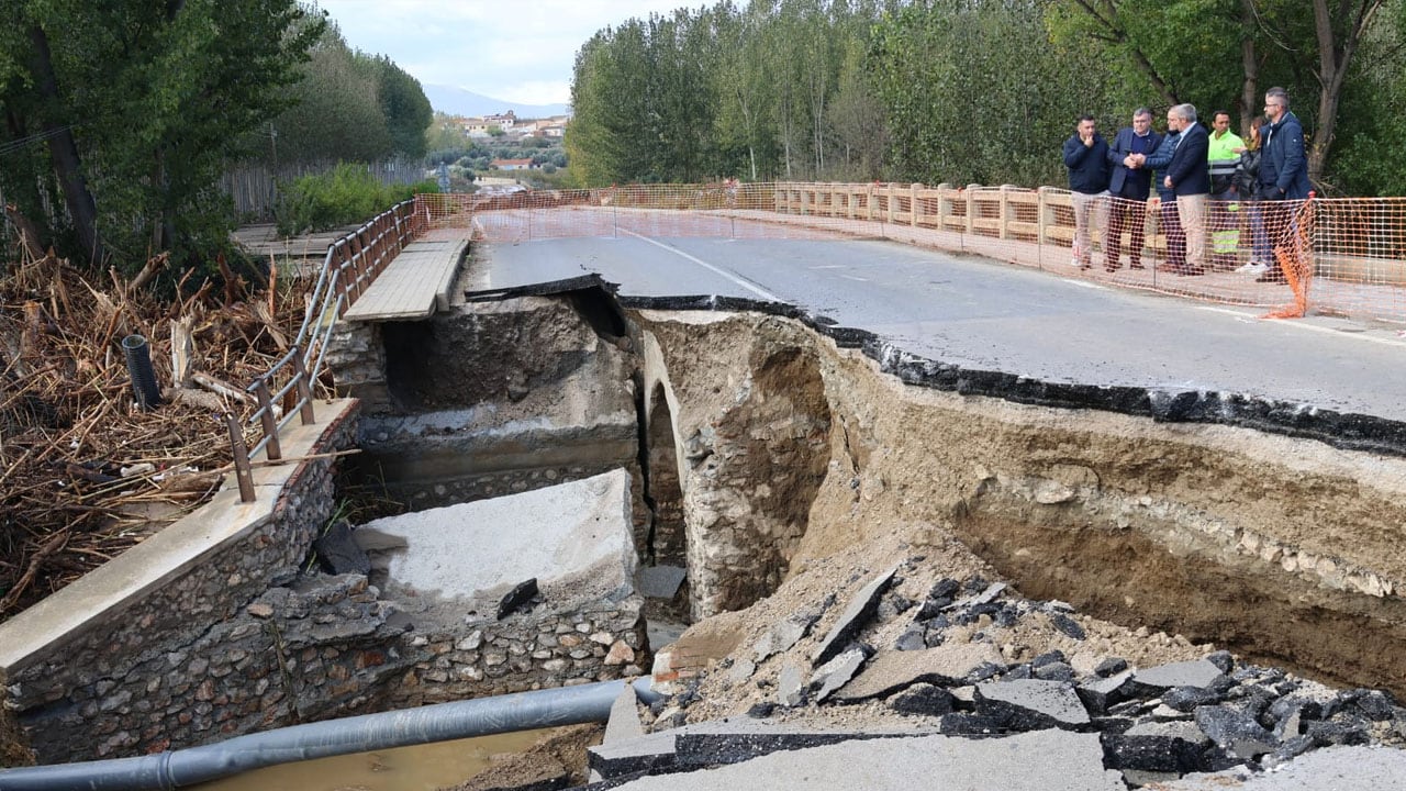 El subdelegado del Gobierno en Granada, José Antonio Montilla, visitó hace unos días los daños causados por la DANA el 29 de octubre de 2024 en el puente del río Fardes en la carretera entre Benalúa y Purullena, en El Bejarín