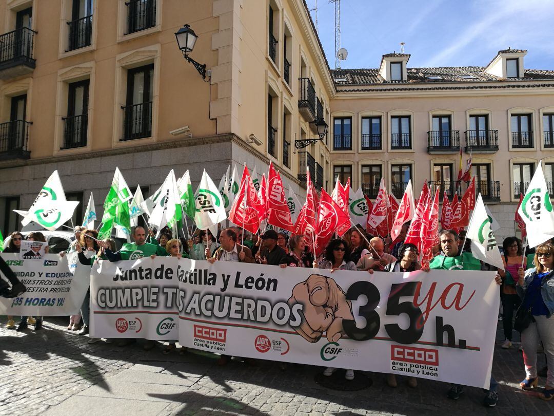 Alrrededor de 200 trabajadores de la Junta se han concentrado a las puertas de la Delegación Territorial