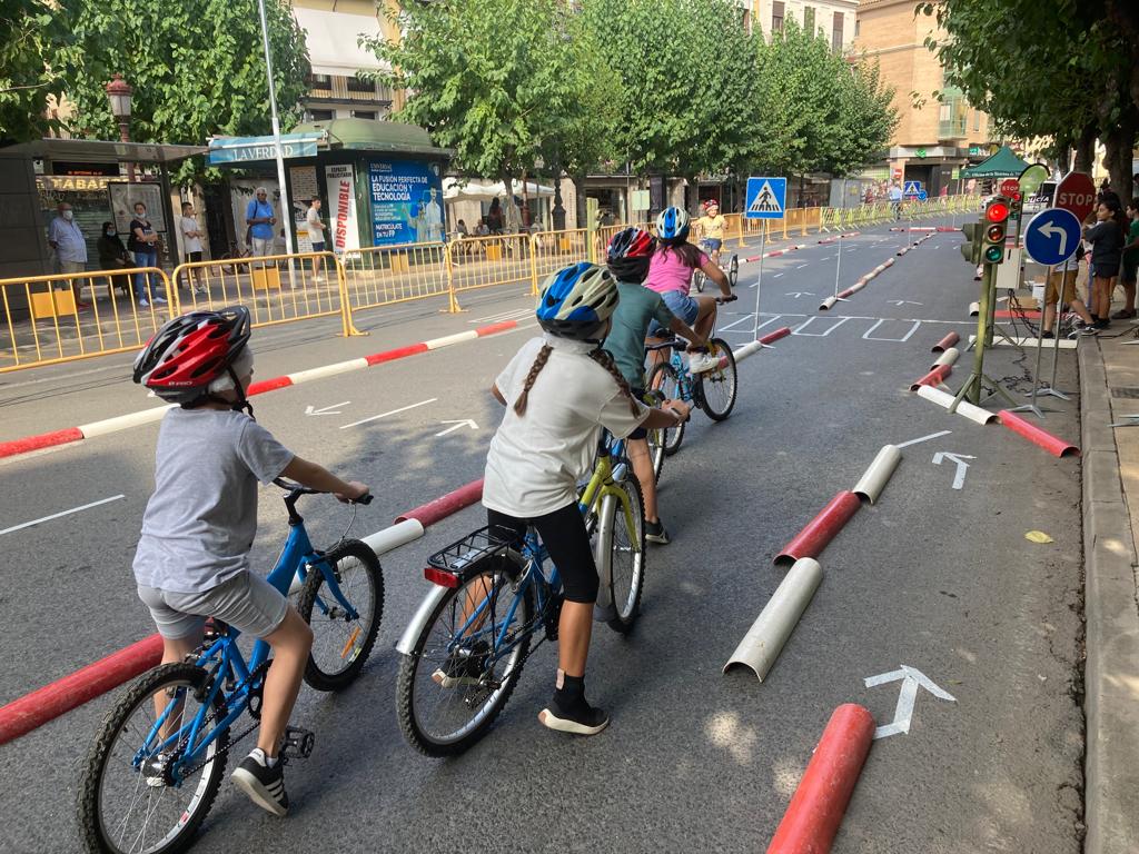 Un grupo de escolares participa en una de las actividades en la plaza Camachos de Murcia con motivo del Día sin Coches