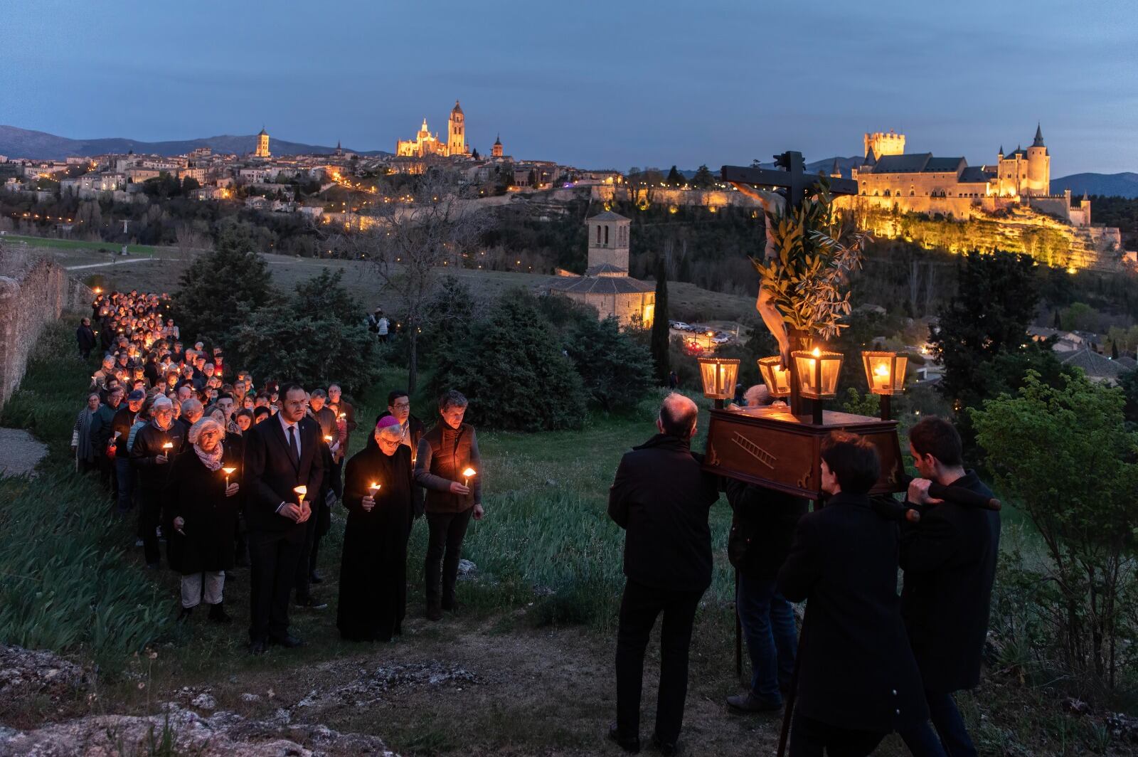 La visión de la ciudad al fondo mientras anochece y el protagonismo de la Catedral y el Alcázar confieren al vía crucis de Huerta de los Padres Carmelitas un carácter único