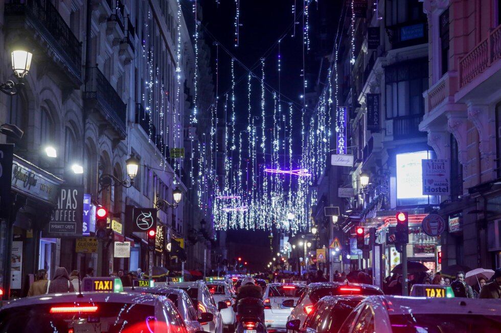 Una calle del centro de Madrid con las luces de navidad tras su encendido, en Madrid a 22 de noviembre de 2019