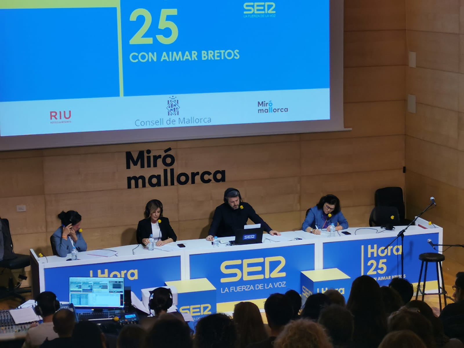 &quot;Hora 25&quot; con Aimar Bretos emitiéndose desde la Fundació Miró Mallorca en Palma en diciembre de 2022.