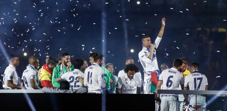 Cristiano Ronaldo se dirige a la afición del Real Madrid en el Bernabéu