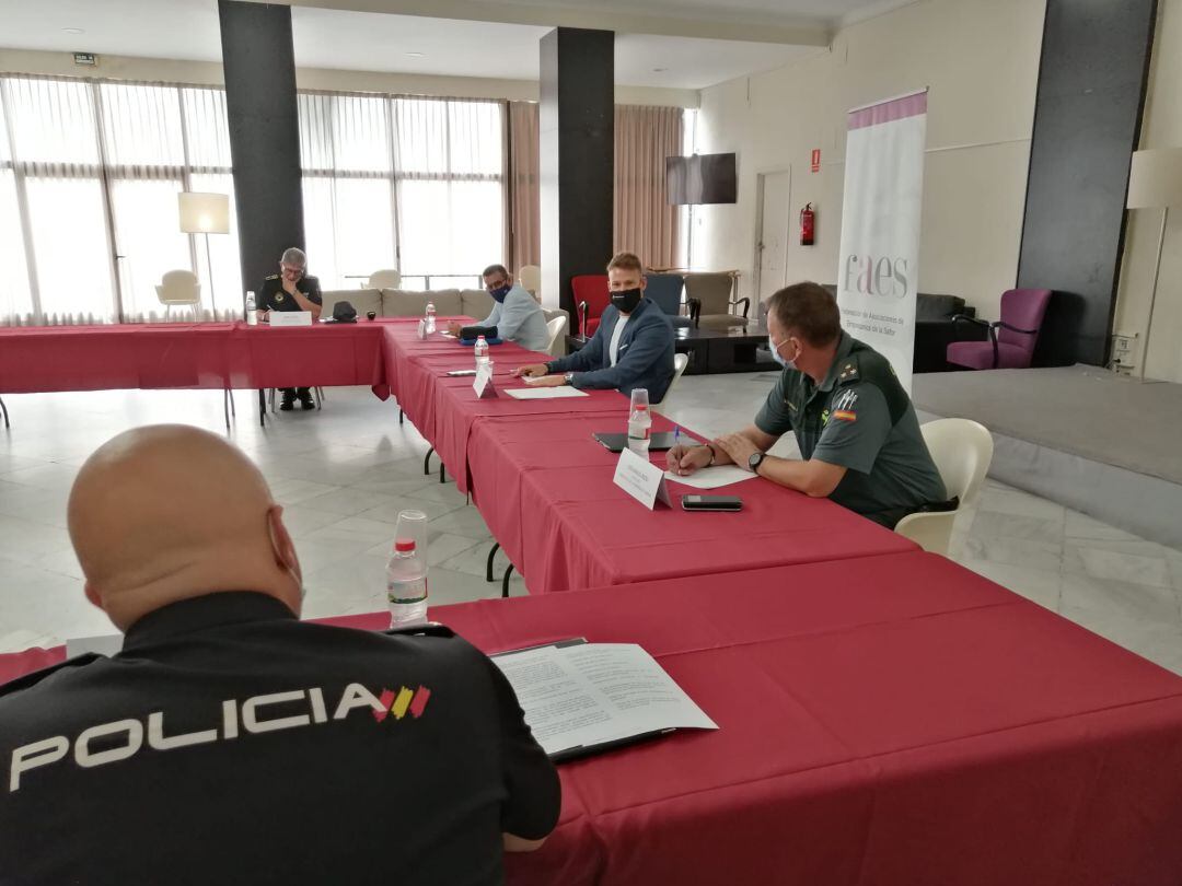 Mesa de trabajo entre Faes y las fuerzas de seguridad de Gandia