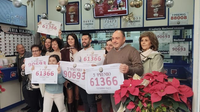 Los propietarios de La Buena Estrella celebrando el tercer y quinto premio.