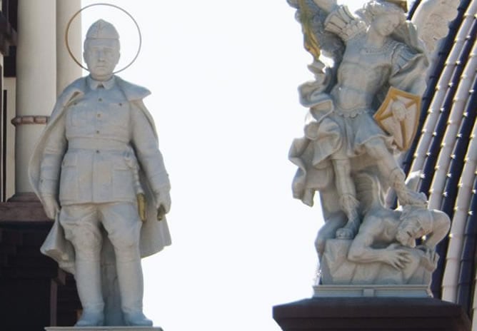 Una estatua de Franco corona la fachada de la iglesia de El Palmar de Troya en la localidad sevillana de Utrera.