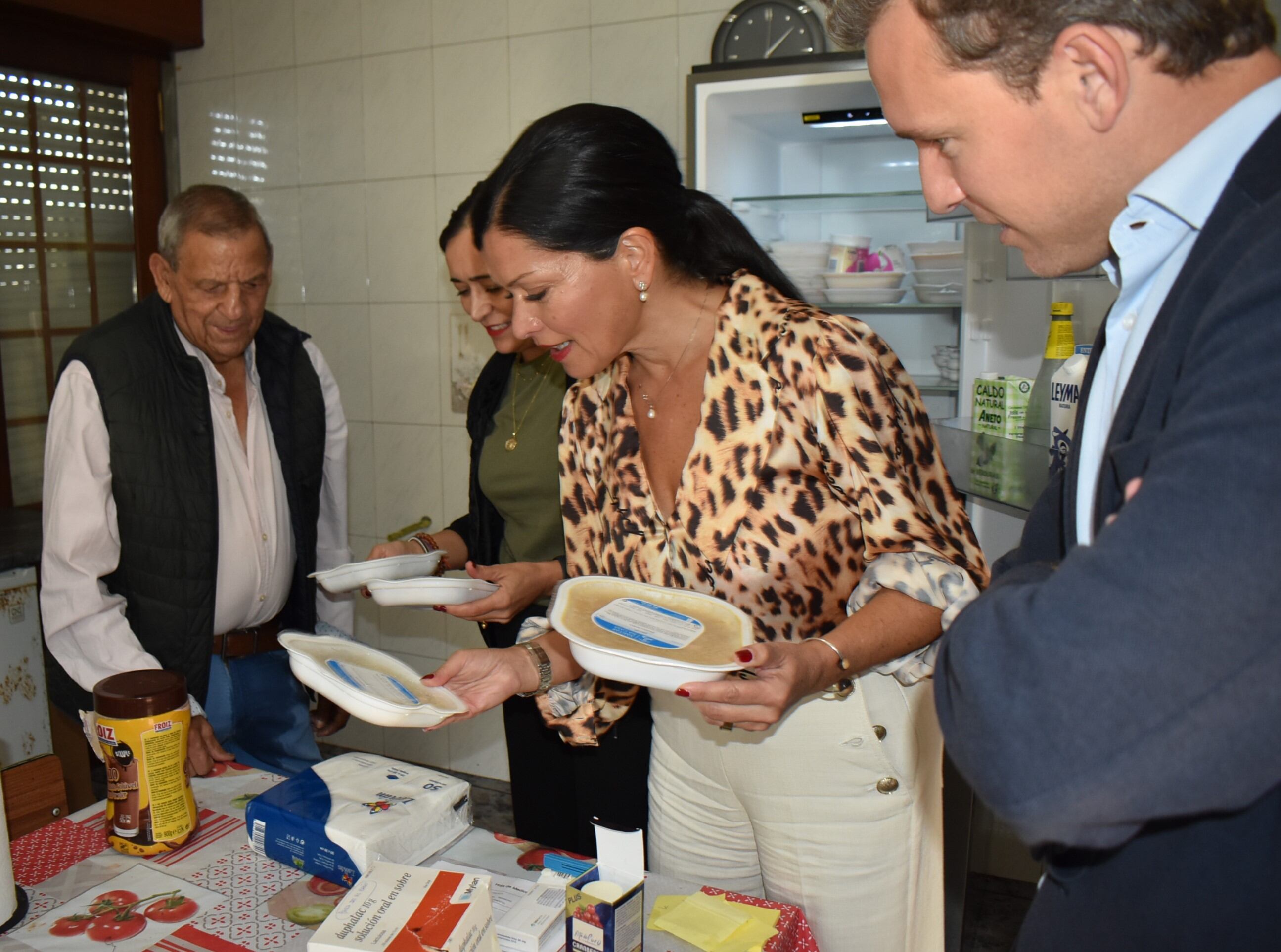 Nidia Arévalo, alcaldesa de Mos, durante una de las visitas a domicilio