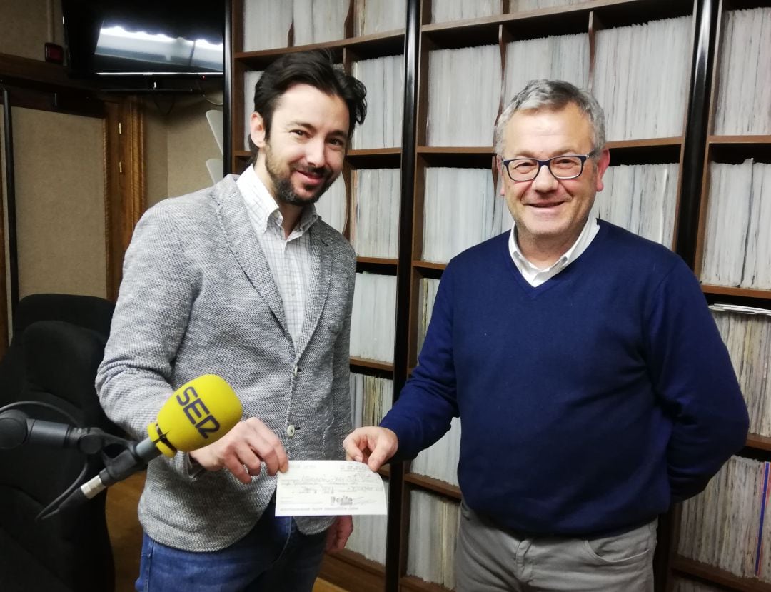 Luis Hernandez, Director de Radio Segovia (izda) entrega a Javier Herrero, Presidente de Parkinson Segovia, el cheque con los beneficios del 5º Día de la Bicicleta de Segovia