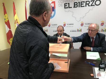 El alcalde de Peranzanes en la votación de consejeros