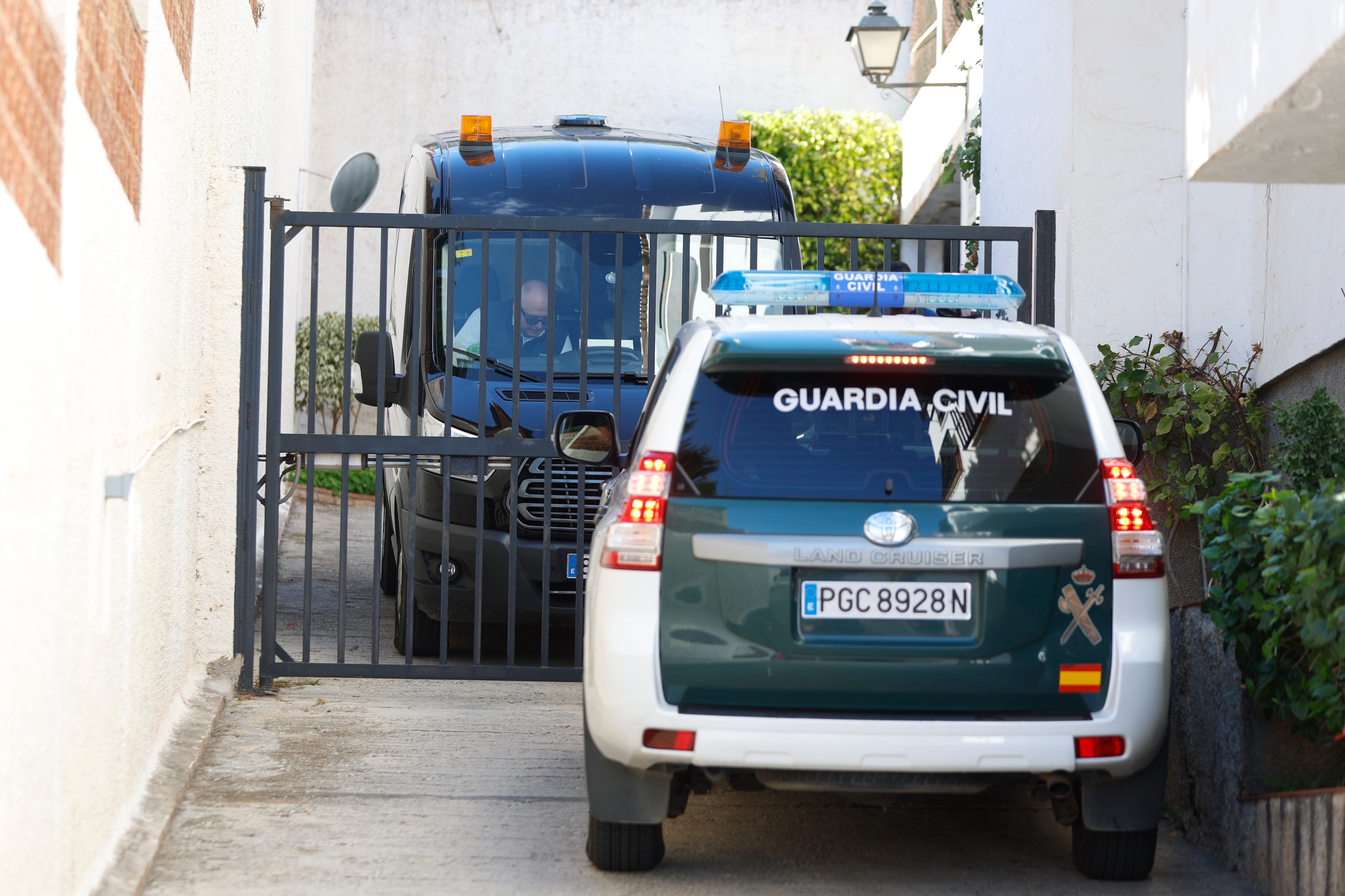 Rincón de la Victoria (Málaga), 22/11/2025.- Un coche de servicio funerario espera el traslado del cuerpo de la mujer fallecida. Un hombre ha sido detenido este sábado por su presunta implicación en la muerte violenta de una mujer en la localidad malagueña de Rincón de la victoria. EFE/Jorge Zapata
