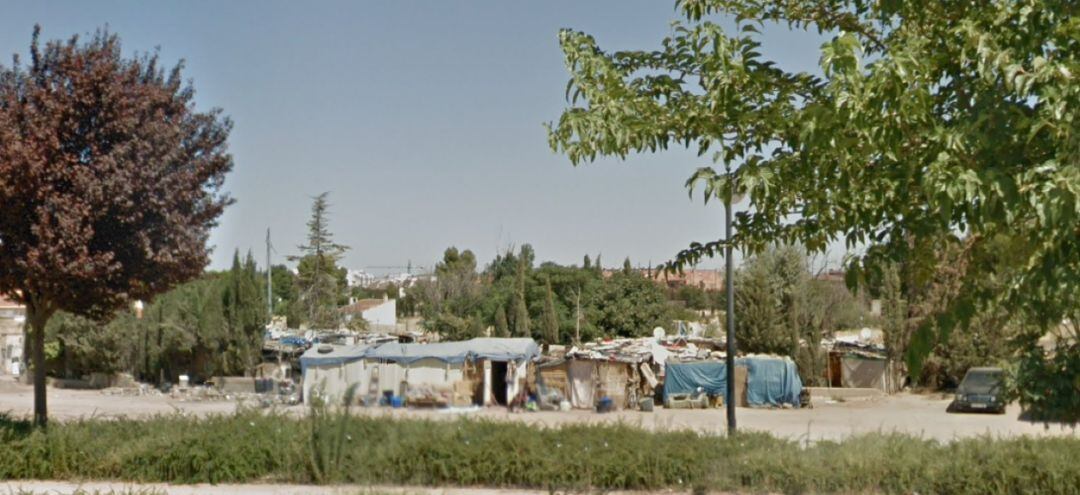 Imagen del asentamiento frente al Jardín Botánico
