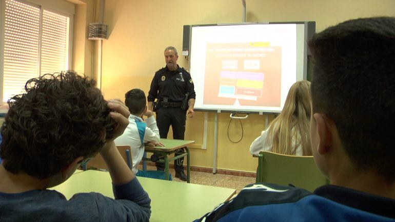 La policía de Cazorla informa a los alumnos de primero y segundo de la ESO sobre los peligros del acoso escolar, el ciberacoso y el grooming