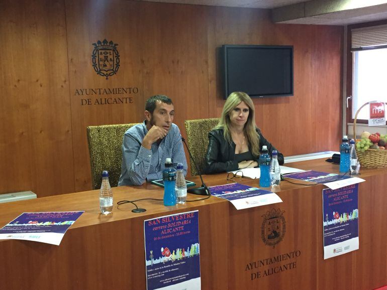 Eva Montesinos, concejala de deportes, y Alejandro Mataix en la presentación de la VII Carrera Solidaria San Silvestre