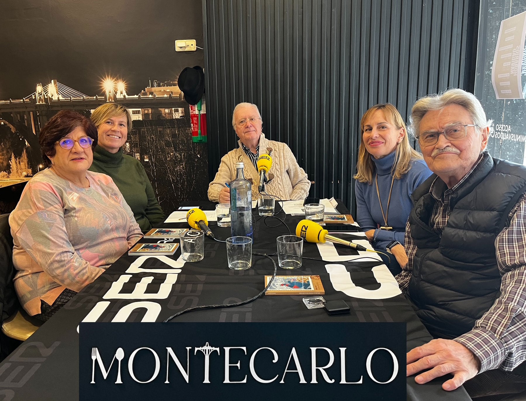 Paco Aznar en el Salón Montecarlo junto a Menchu Bernabeu, Amalia Verdú, Mónica Guillem y Luis Llorens