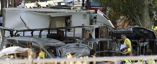 ETA vuelve a atacar con una furgoneta bomba que ha estallado minutos antes de las 4 de la madrugada. El atentado ha causado 46 heridos, al parecer leves, 38 de los cuales han sido trasladados a centros sanitarios de la capital burgalesa.