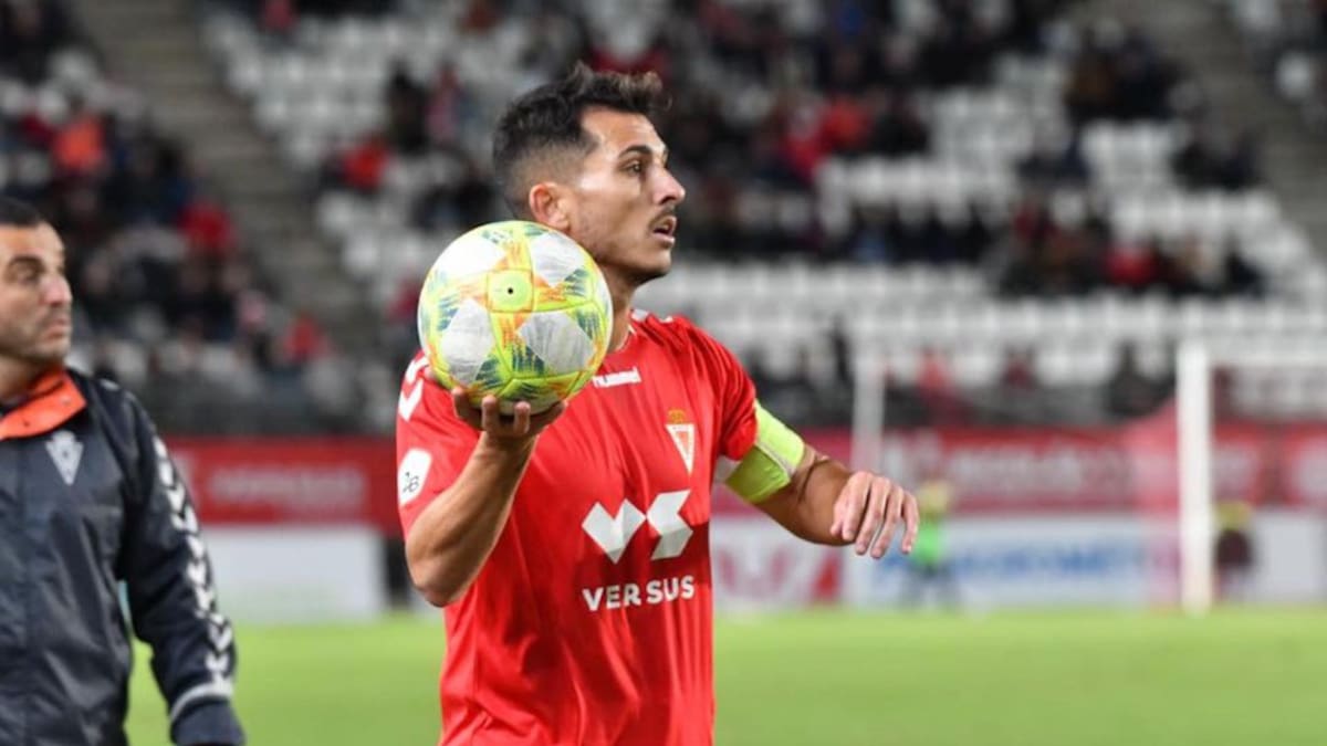 Un Real Murcia sin ideas salva un punto contra el Recreativo de Huelva