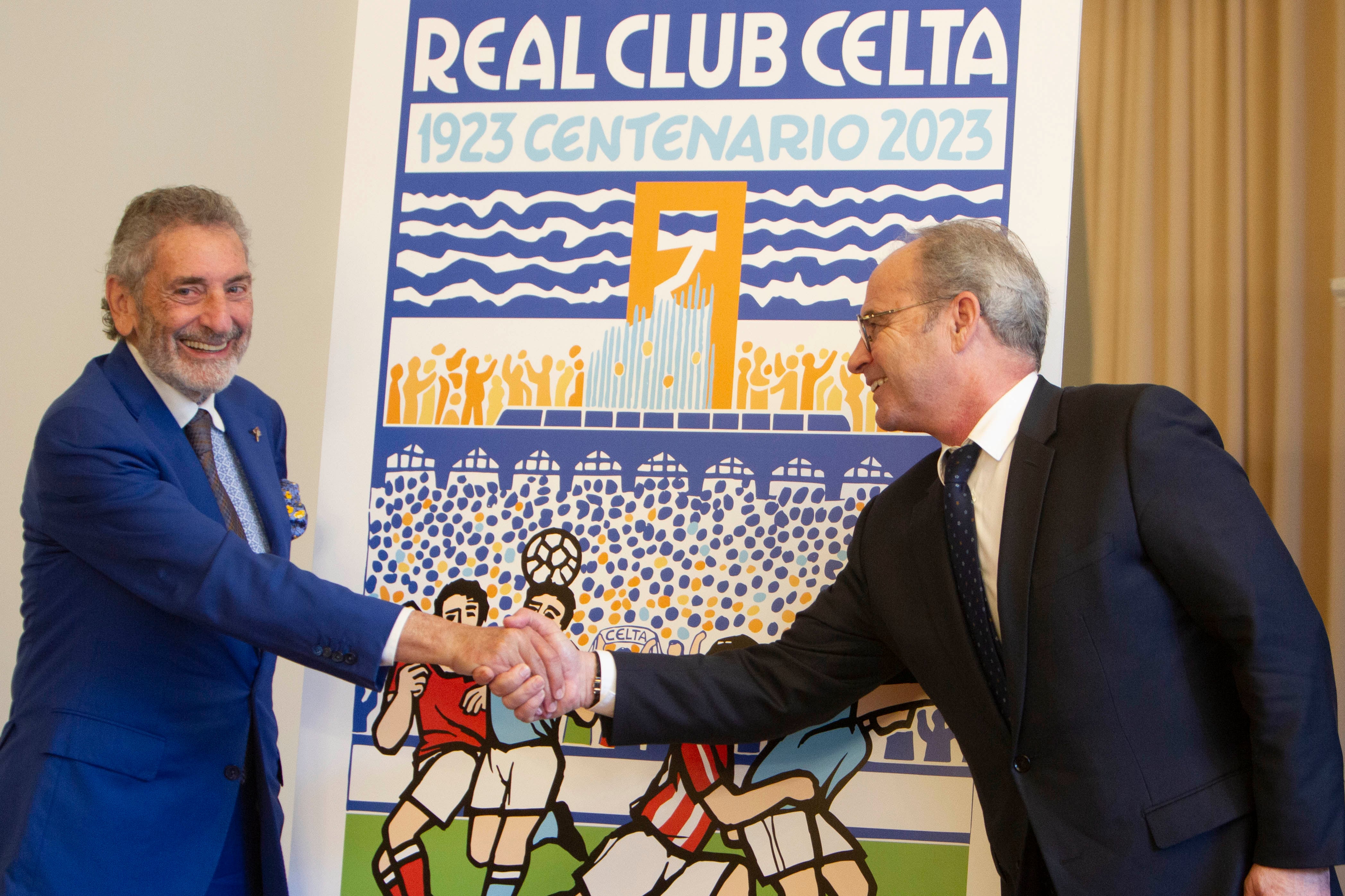 VIGO, 28/11/2022.- El director deportivo externo del Real Club Celta de Vigo Luis Campos (d), saluda al presidente del Real Club Celta de Vigo, Carlos Mouriño, este lunes, antes de comparecer en rueda de prensa. EFE/ Salvador Sas
