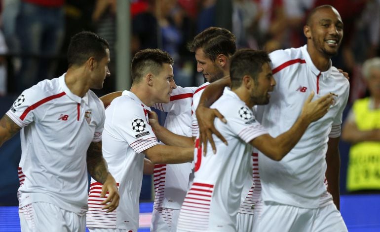 Vitolo, Gameiro, Krychowiak, Coke y NZonzi, celebran el primer gol ante el Borussia 