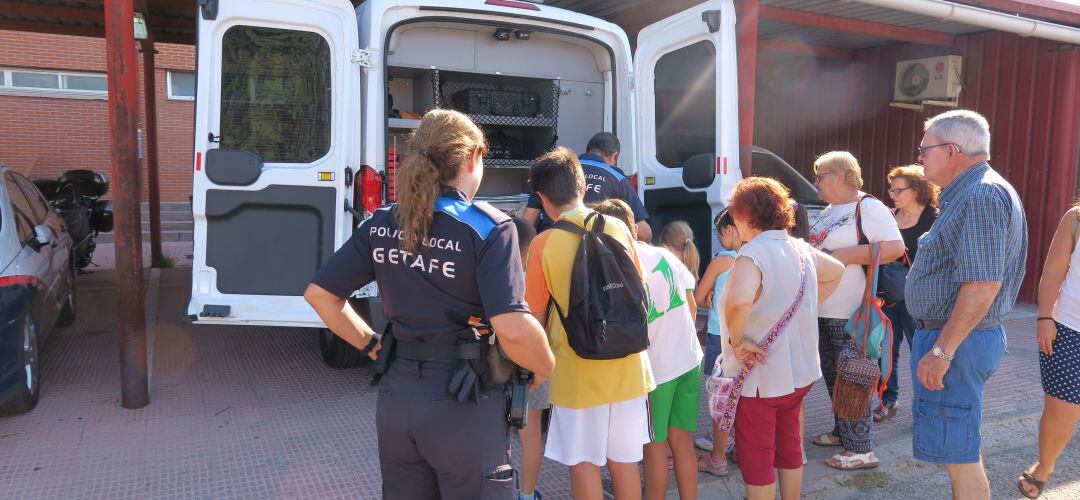 Varios agentes de la Policía Local en un acto con mayores