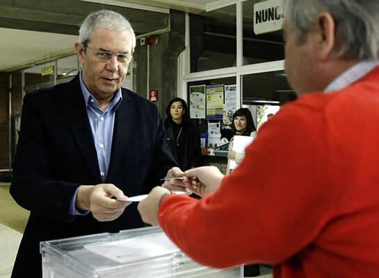 El candidato socialista ha votado en la Facultad de Ciencias Políticas de Santiago de Compostela