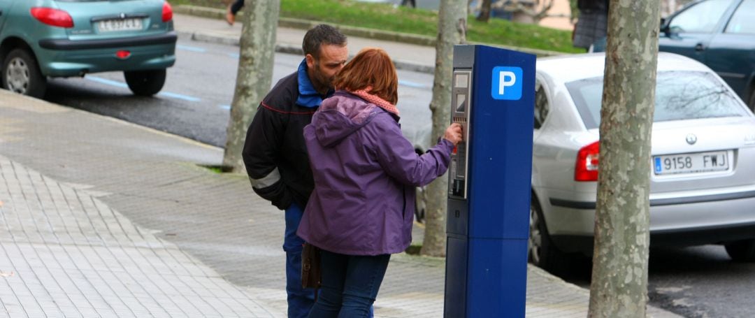 Usuarios pagando el servicio de aparcamiento de la zona azul también denominado ORA