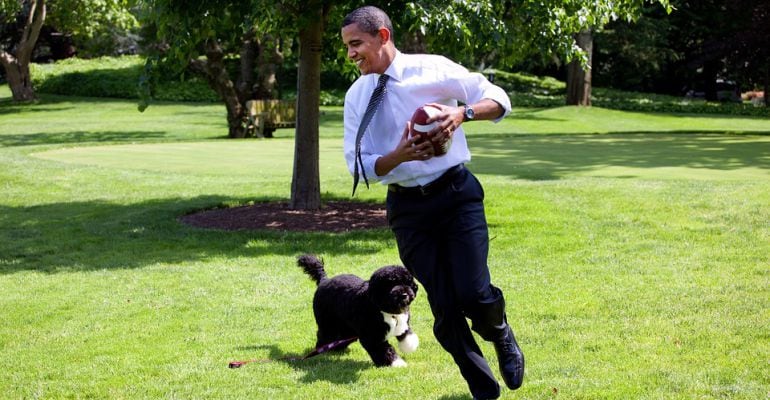 Obama jugando con su perro