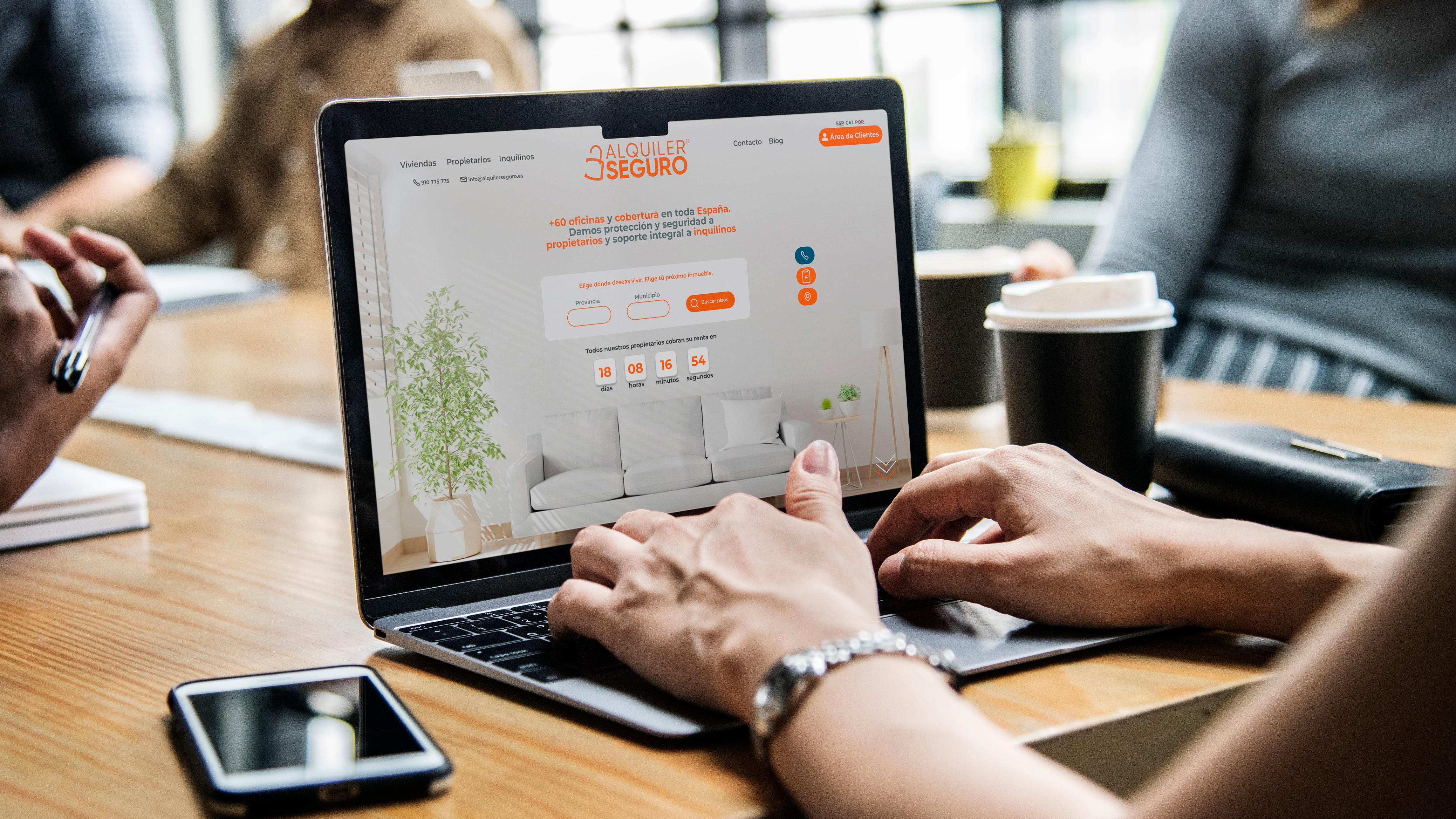 Una persona consulta la págima de Alquiler Seguro.