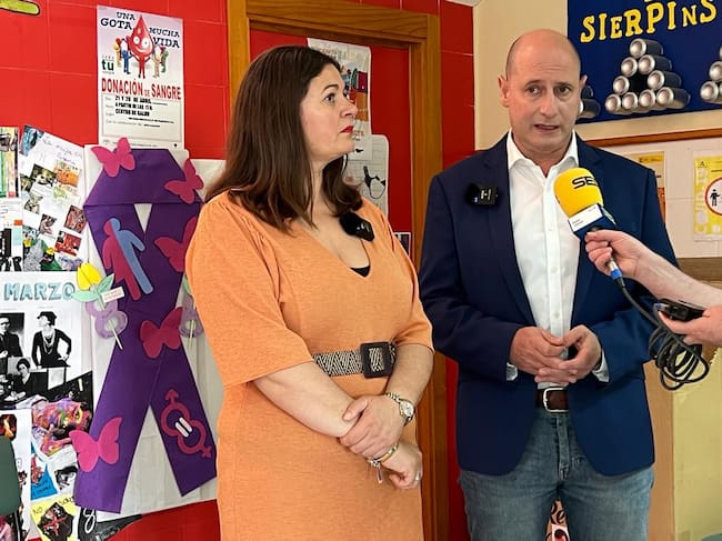 Momento de las declaraciones de alcaldesa y diputado ante nuestros micrófonos